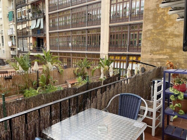 Outdoor dining - Sant Antoni Hostal, Sustainable Tourism (Barcelona)