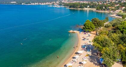 Beach Garden Apartment 3 with Private Parking, Malinska, Croatia