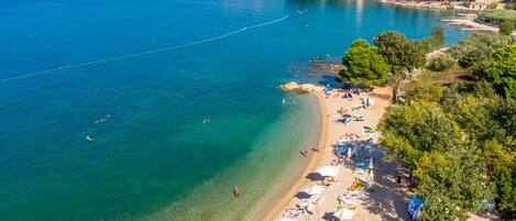 Una spiaggia nelle vicinanze