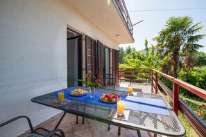 Outdoor dining - Apartman Brankica 1 Island Krk, Malinska, Croatia (Malinska)