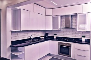 Een koelkast, een magnetron, een kookplaat, een broodrooster