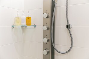 Gratis toiletartikler, hårtørrer, hjemmesko