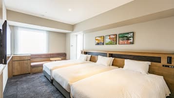 Habitación de hotel con dos camas, un escritorio, un banco y obras de arte en la pared.