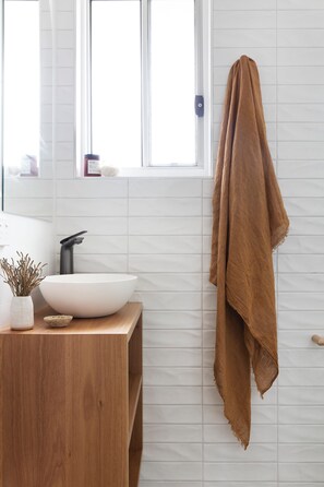 Villa de lujo | Baño | Regadera, secadora de cabello, toallas, jabón 