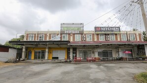 A building with a sign for DISCHORF Inn and a sign for KITCHEN CORNER.