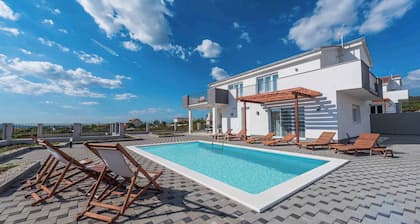 Villa with pool, WiFi and air conditioning