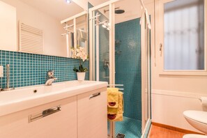 Bruser, hårtørrer, bidet