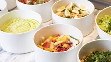 Se ofrece un desayuno bufé (2750 JPY por persona)