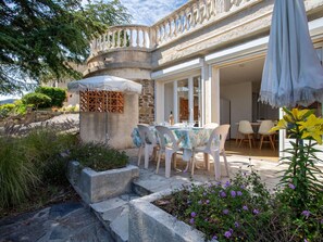 تناول الطعام بالخارج