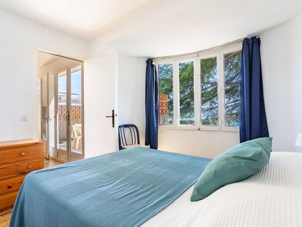 2 عدّة غرف نوم ومكواة/لوح كي وسرير سفر وواي فاي