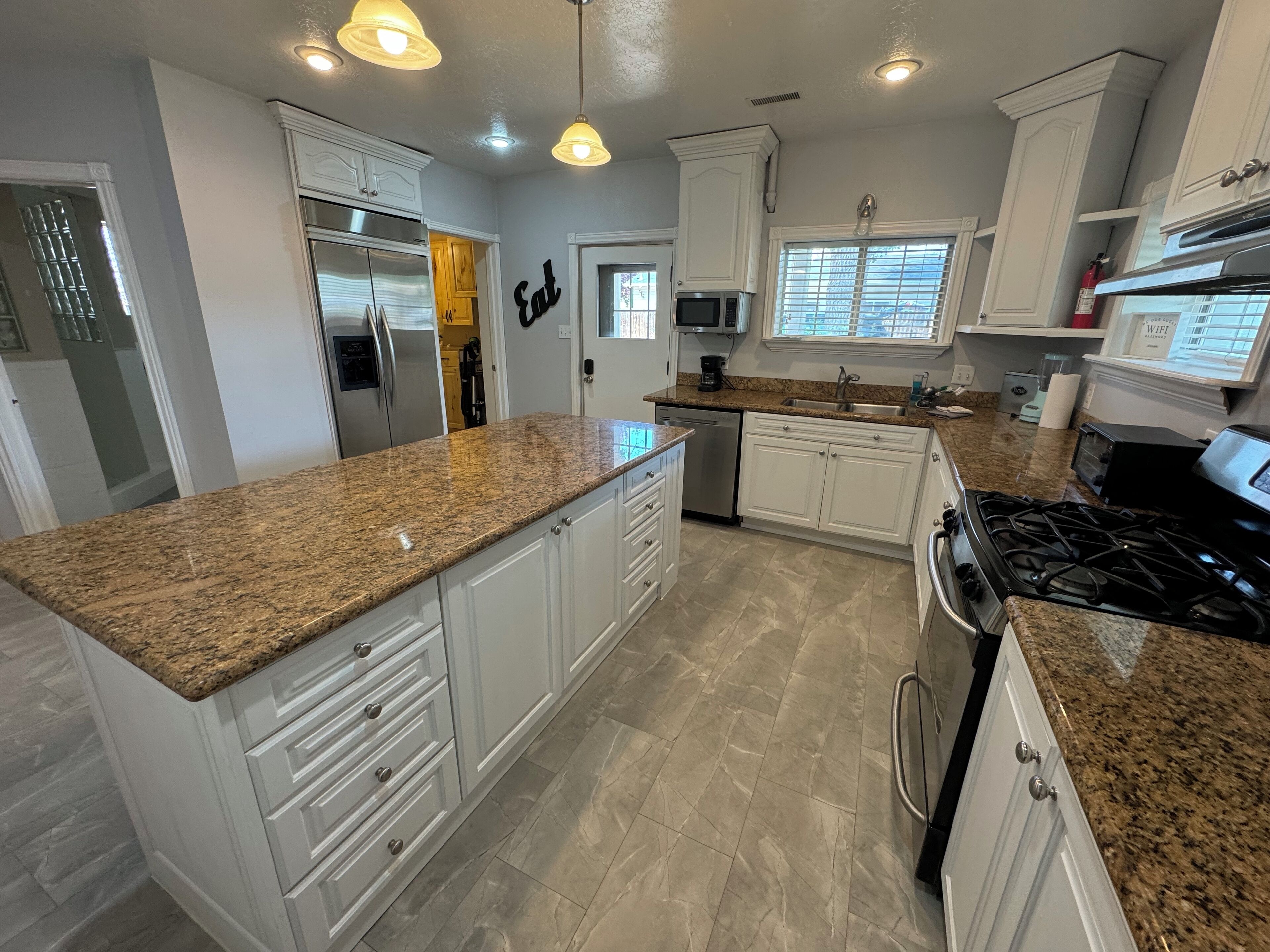 Jääkaappi, mikroaaltouuni, uuni, liesi