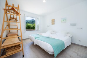 3 bedrooms, iron/ironing board, free WiFi, bed sheets