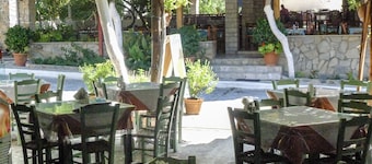 Artemis Studios, Agia Roumel, large, quiet, clean studios close to the the sea.