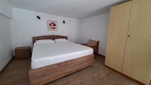 1 bedroom, desk, travel cot, free WiFi