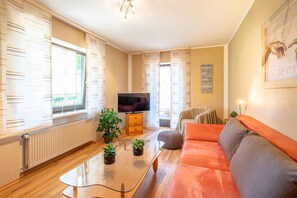 Apartment, Terrasse | Wohnbereich | 20-Zoll-Fernseher mit Satellitenempfang