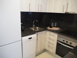 Een koelkast, een microgolfoven, een oven, een kookplaat