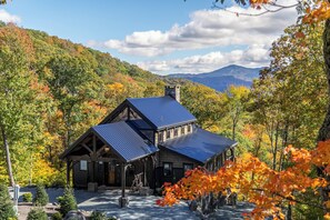 Exterior - Sanctuary 4bd 3 and a half bath - Luxury Eagles Nest with long views, hot tub,  hiking, and more! (Banner Elk)