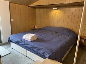 3 chambres, fer et planche à repasser, Wi-Fi, draps fournis