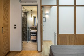 2 habitaciones, caja de seguridad en la habitación y escritorio 