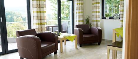 Exclusive Apartment | Ruang tamu | 30 inci televisyen skrin rata dengan kabel, TV