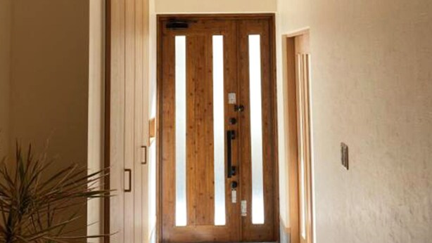 A hallway with a wooden door and a plant on the left. - Platinum Yasaka (Kyoto)
