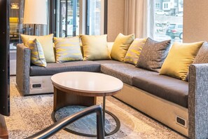 Pool views, open daily - Courtyard by Marriott Salt Lake City Cottonwood (Salt Lake City)