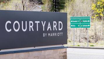 Een bord met 'Courtyard by Marriott' en pijlen naar nabijgelegen locaties.
