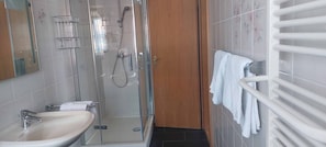 Double Room | Bathroom | Hair dryer, towels - Hotel Pension Am Engelsberg (Sommerach)