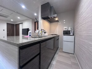 Suíte real, para não fumantes (Super) | Cozinha privada | Geladeira, micro-ondas, chaleira elétrica