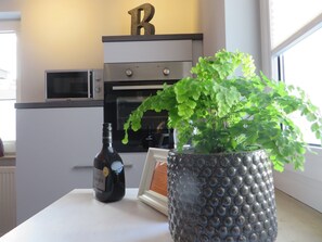 Apartamento | Cozinha privada | Geladeira, micro-ondas, fogão, cooktop