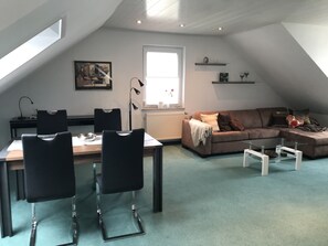 Apartment | Wohnzimmer | 20-Zoll-Fernseher mit Satellitenempfang