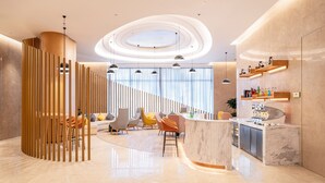 En moderne hotellobby med en buet receptionsdisk, siddeområde og en trappe med en trådopdeling.