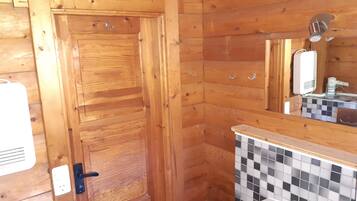Apartment | Badezimmer | Badewanne, Haartrockner