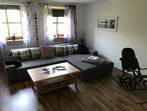 아파트, 파티오 | 거실 공간 | 위성 채널 시청이 가능한 20인치 TV