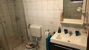 Apartamento, varanda | Banheiro | Chuveiro, secador de cabelo
