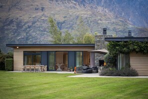 Exterior - Alpine Retreat by MajorDomo - Spacious Hideaway (Lower Shotover)