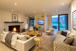 TV, fireplace, stereo