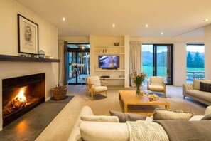 تلفزيون، مدفأة، ستيريو