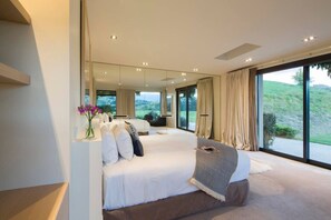 4 bedrooms, desk, iron/ironing board, WiFi