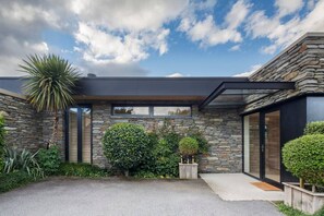 Exterior detail - Alpine Retreat by MajorDomo - Spacious Hideaway (Lower Shotover)
