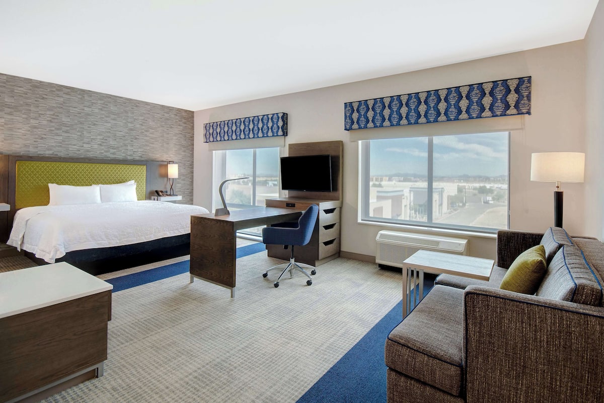 studio, 1 king bed, refrigerator & microwave (wet bar) | blackout curtains, iron/ironing board