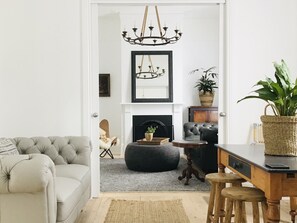 スマートテレビ、暖炉、書庫