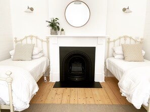 3 室のベッドルーム、デスク、アイロン / アイロン台、旅行用ベビーベッド