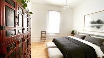 3 bedrooms, desk, iron/ironing board, travel cot