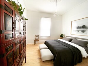 3 chambres, bureau, fer et planche à repasser, lit de bébé portatif