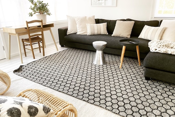 Smart-tv, een open haard en boeken