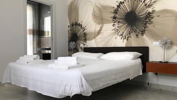 5 bedrooms, iron/ironing board, internet, bed sheets