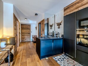 Kühlschrank, Mikrowelle, Ofen, Geschirrspüler