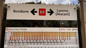 Un panneau indiquant les horaires des bus et les itinéraires vers Benidorm et Luceros (Alicante).