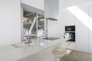 Kylskåp, mikrovågsugn, ugn och spishäll